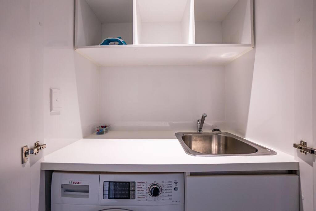 Next To Station Family & Friend Free Parking Apartment *